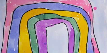 Børnetegning fra Alfehuset i Næstved Kommune. Tegningen er en regnbue i mange farver.