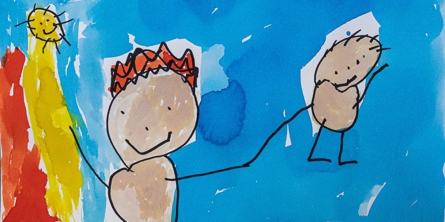 Børnetegning fra Alfehuset i Næstved Kommune. Tegningen er et barn der holder et mindre barn i hånden. Der er  sol, grønt græs og blå himmel.