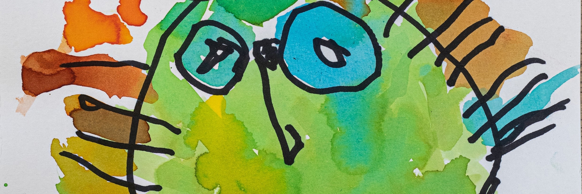 Børnetegning fra Alfehuset i Næstved Kommune. Tegningen er et grønt ansigt, med mangefarvet hår. Baggrunden er blå.