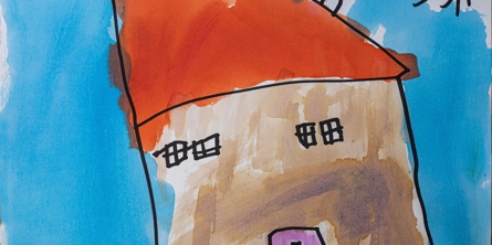 Børnetegning fra Alfehuset i Næstved Kommune. Tegningen er et brunt hus. Solen skinner og himlen er blå.